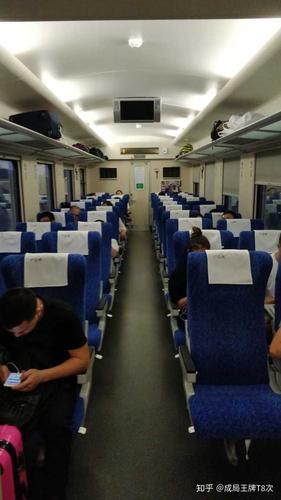 软座2 2布局 动车化内饰,每个座位下方配有插座,每节车厢都配有大件