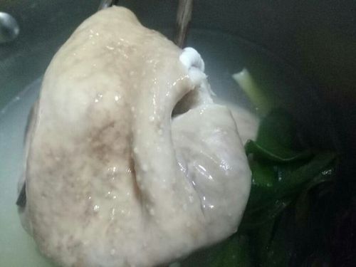 猪肚淖水后有好多小白点,这样的猪肚还能吃吗?白色小点是什么东西?