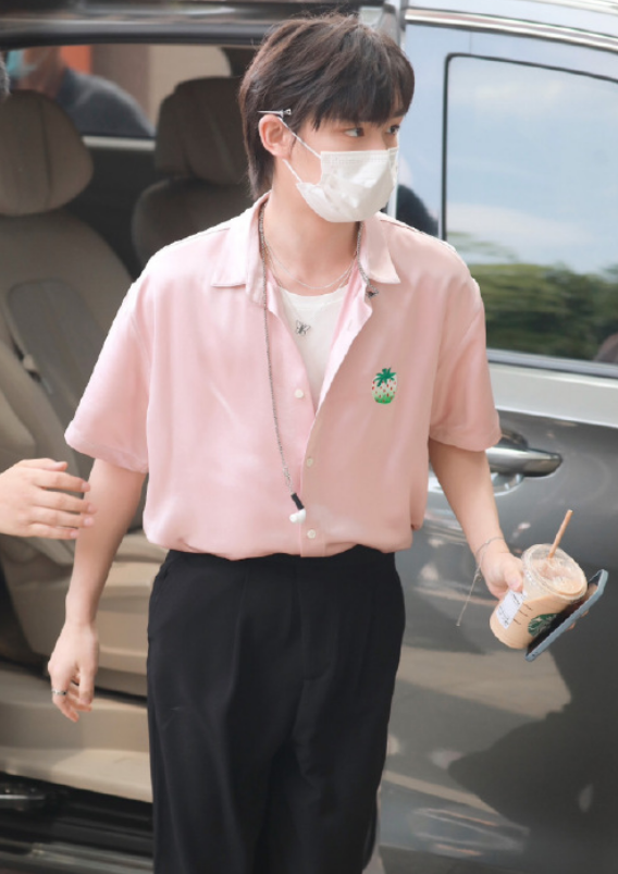丁程鑫的腿真太绝了!大小腿宽度几乎一样,内娱男星谁做得到