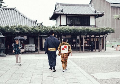 标题:穿和服的背影