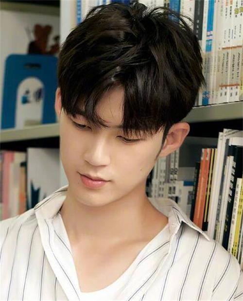 微中分碎盖头发型 超火的短发发型推荐