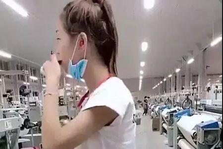 工厂小妹妹工作间隙蹲地上吃辣条,看着惹人心怜!