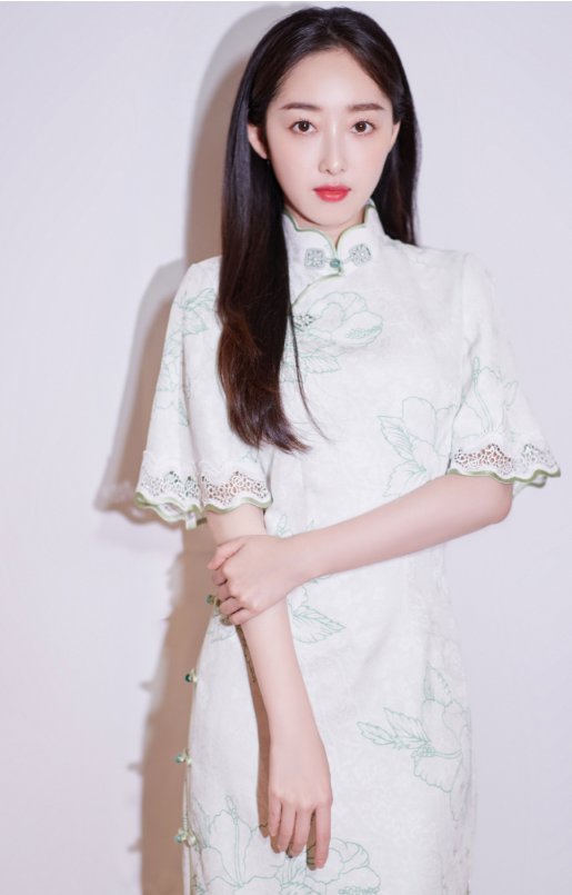 蒋梦婕又秀身材了穿黑色连衣裙性感妩媚挑染短发赚足眼球