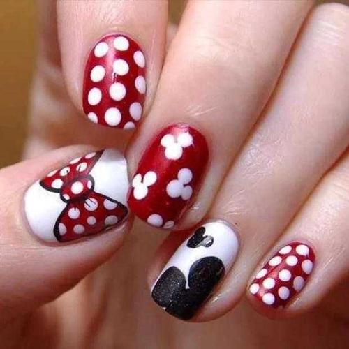 夏季美甲图片2020显白红色红色配金色美甲图片3