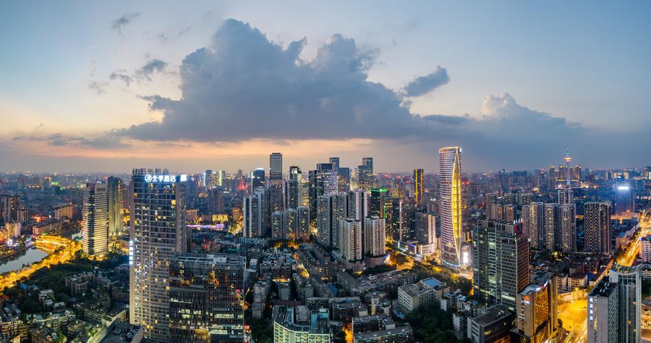 成都的证件照,在每一个角落都能看到,可我还是觉得它应该排在首位