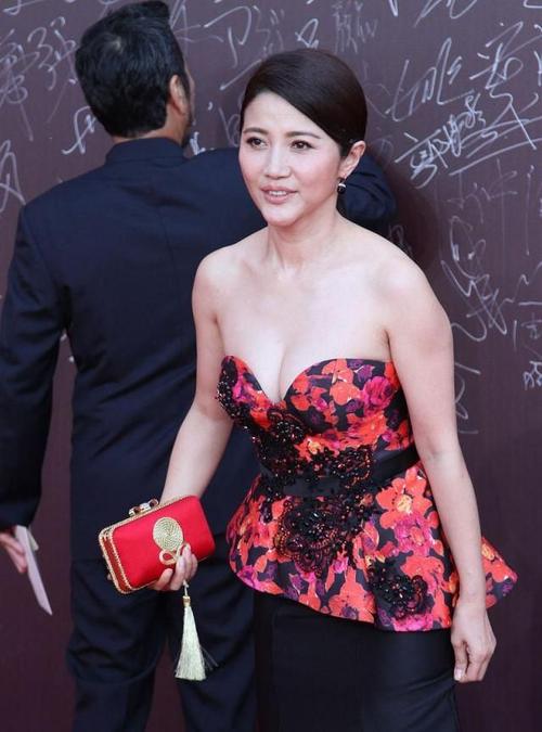 颜丙燕的身材太好了,穿深v抹胸礼裙秀身材,带点肉感更