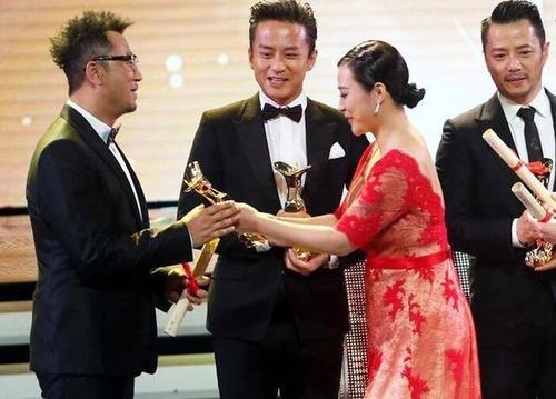 郝蕾邓超曾恋爱三年而分手,如今孙俪邓超恩爱甜蜜,郝蕾单身带娃潇洒率