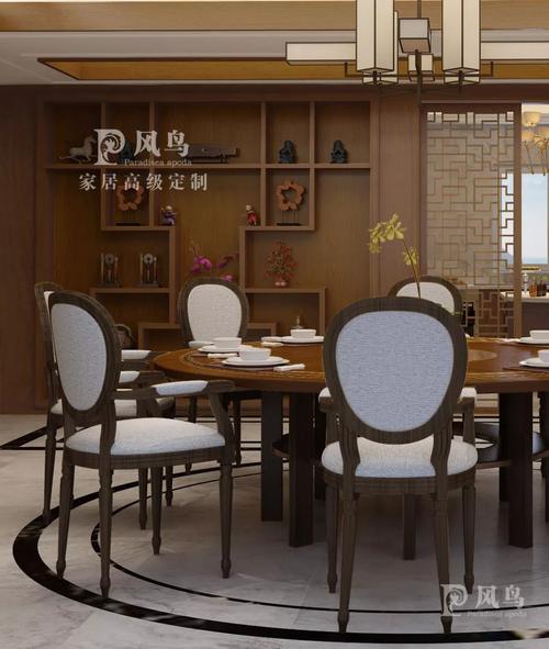 电视墙两侧实木镂空花格窗颇具中式韵味,结合内嵌的博古架设计,一瓶一