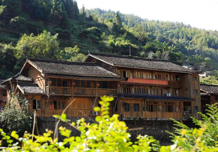 瑶族的房子很有特色,被称为吊脚楼.依溪而建.