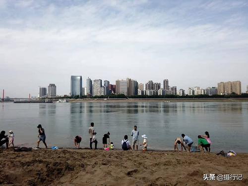 湖北宜昌长江边网红沙滩!市民称其为宜昌"马尔代夫"