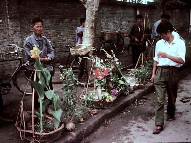 老照片:八十年代初成都街景,老城的生活记忆