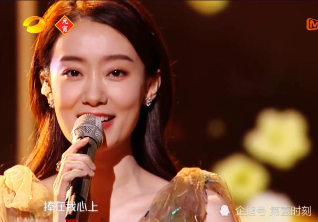 张小斐湖南卫视元宵晚会演唱歌曲《萱草花》,穿薄纱