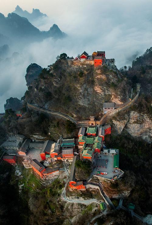 道观殿阁与山色风光浑然一体,使武当山成为一片幽深神奇的道教