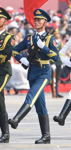 我市迎接国庆阅兵式党旗护旗手李国震返乡