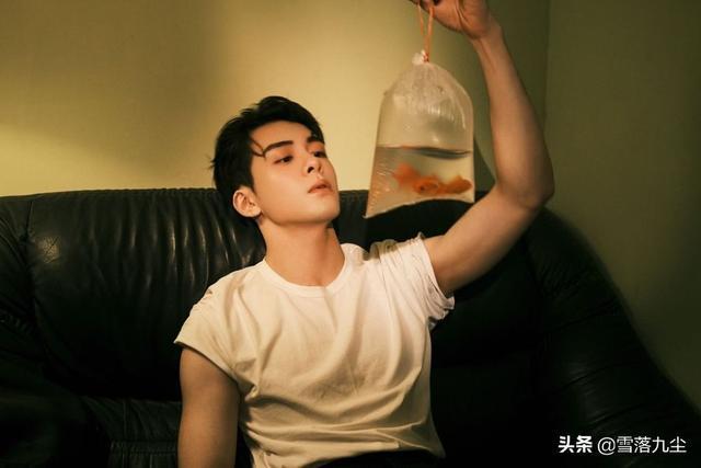 帅男曾舜晞五官俊朗肌肉线条瞩目
