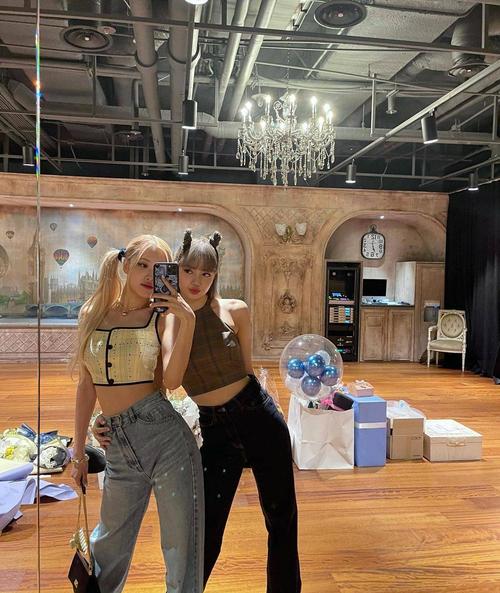 lisa和rose默契同穿露脐装,秀大长腿. lisa和rose身材优越.