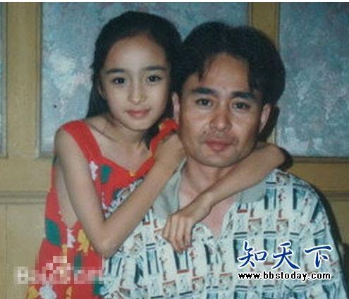 展开全部 杨幂是独身女,爸爸杨晓林是当民警的,妈妈杨春玲已经不