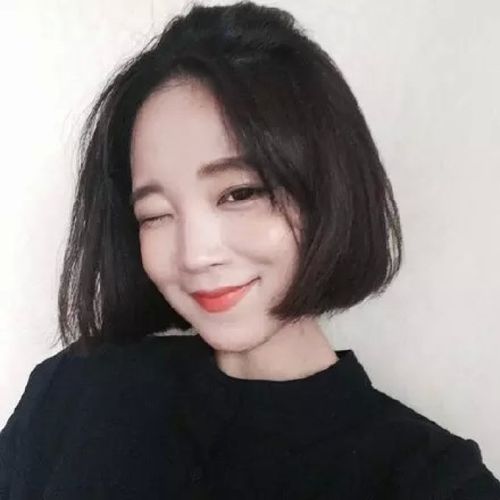 自拍照短发女生