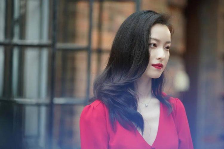 《流金岁月》里倪妮和刘诗诗从头到脚分别穿的什么,我都问了造型师