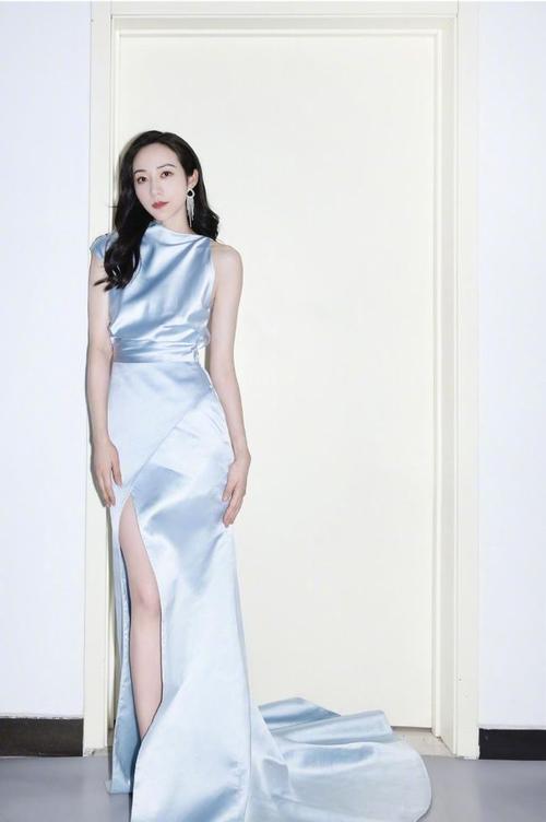 韩雪的五官不算精致但身材比例真不错穿着高级礼服更显气质