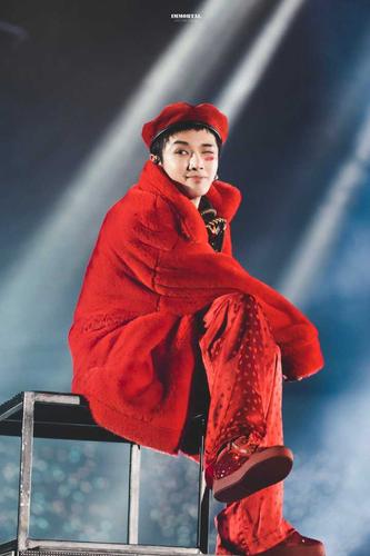 我很喜欢穿白色衣服的华晨宇 可以更显那种纯粹干净的感觉 这套我