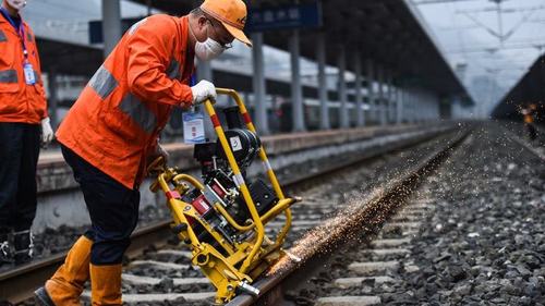 大型铁轨除锈打磨机相较人工打磨除锈效率更高,但除锈设备体积大,使用