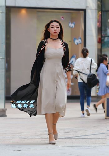微胖的小姐姐体态丰盈一袭吊带连衣裙穿出优雅的气质女人味
