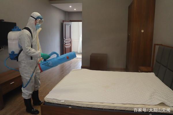 宋益军在隔离医学观察点房间消毒.