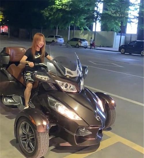 30万庞巴迪摩托车现广东,排量998cc,配3个轮子,车主还是女骑士