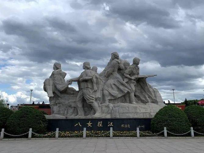 牡丹江 八女投江烈士群雕03都曾定格它的模样《候车大厅》和《候车室