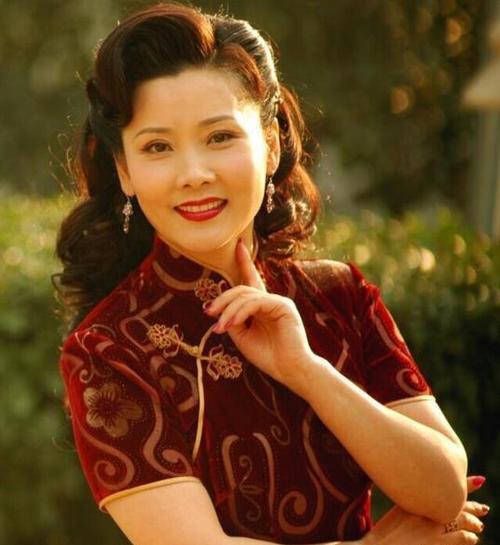 55岁何赛飞全家近照,祼婚嫁初恋老公恩爱和睦,却因一事遗憾至今