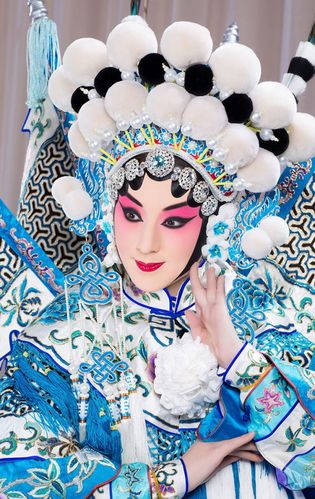 京剧《杨门女将》中的穆桂英:图片来自霓裳雅韵京剧工作室