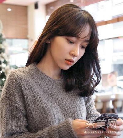 女生额头高适合什么发型 韩式斜刘海最修脸