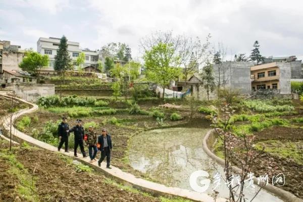 大方县小屯乡联防员为走在去群众化解矛盾纠纷的路上.罗大富 摄