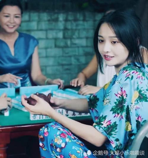 郑爽穿着睡衣打麻将,听见有人叫她名字后,她的反应很像楚雨荨
