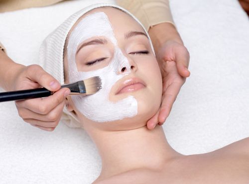 美女在美容院做脸部按摩皮肤护理