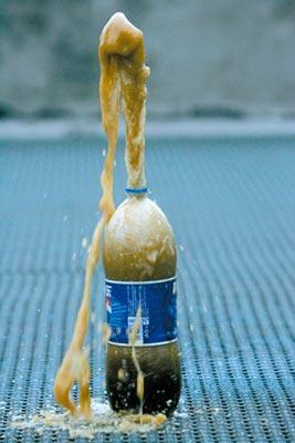 可口可乐出面辟谣:饮可口可乐,吃曼妥思"不会死人"