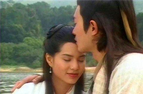 杨过小龙女吻照的四个版本中:第一个入戏太深,第二个