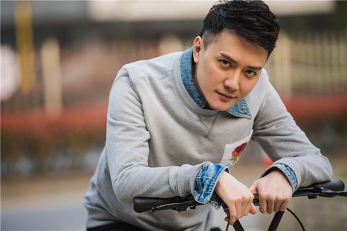 冯绍峰曝春日单车写真变身绿色出行达人