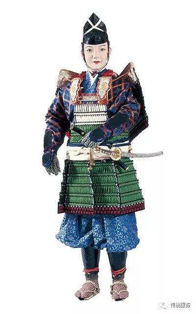 与《醉玲珑》里造型类似的是日本的 "侍乌帽子".