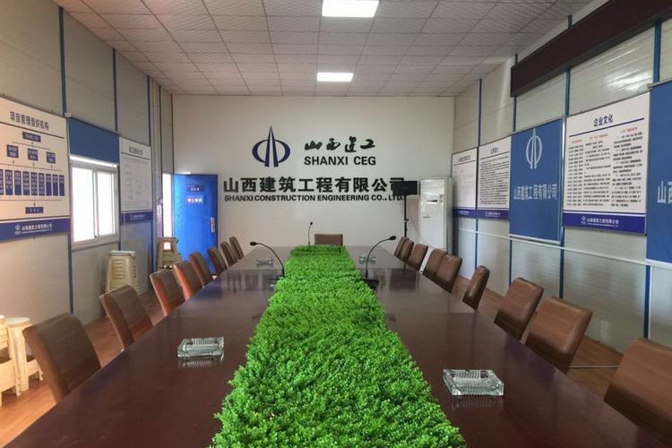 办公区与生活区  办公区布置合理,环境优美,标语牌大气醒目:"干一项