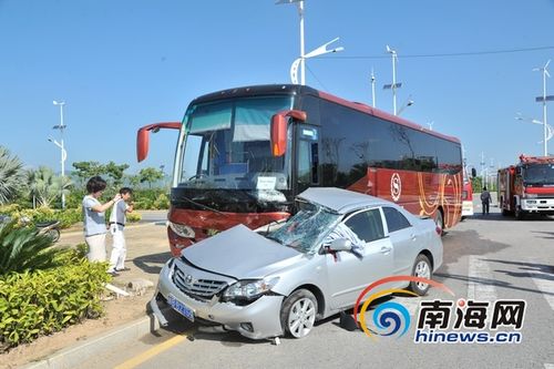 三亚丰田轿车和大巴车相撞丰田成废铁