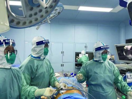 她的怀孕过程,充满了波折:怀孕三个月时,b超发现