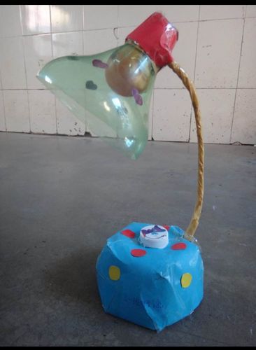 塑料瓶子做出的台灯还真是让人眼前一亮呢!