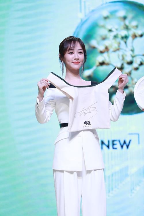 出生于北京市房山区,中国内地女演员,2010年考入北京电影学院表演系