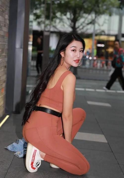 丰润多姿的无痕裤美女,俯身的一刹那,吸睛无数!