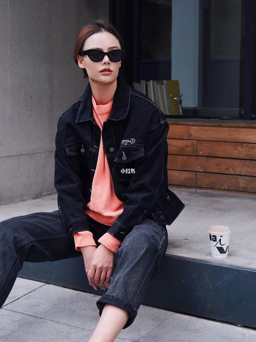 超酷的街头休闲风穿搭_穿搭_毛衣_牛仔服_牛仔裤