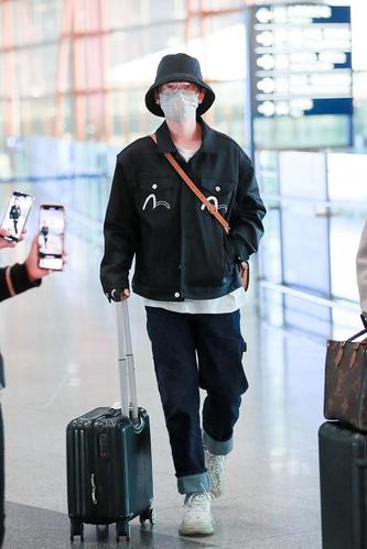 汪苏泷街拍:evisu牛仔夹克 牛仔裤 balenciaga老爹鞋