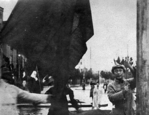 珍贵老照片,1949年人民解放军占领南京,当地百姓夹道欢迎