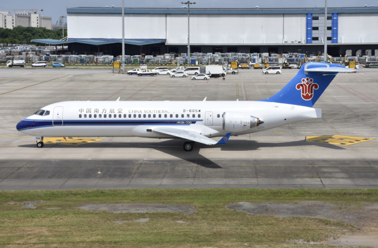 南航首架国产arj21-700飞机飞抵广州白云机场